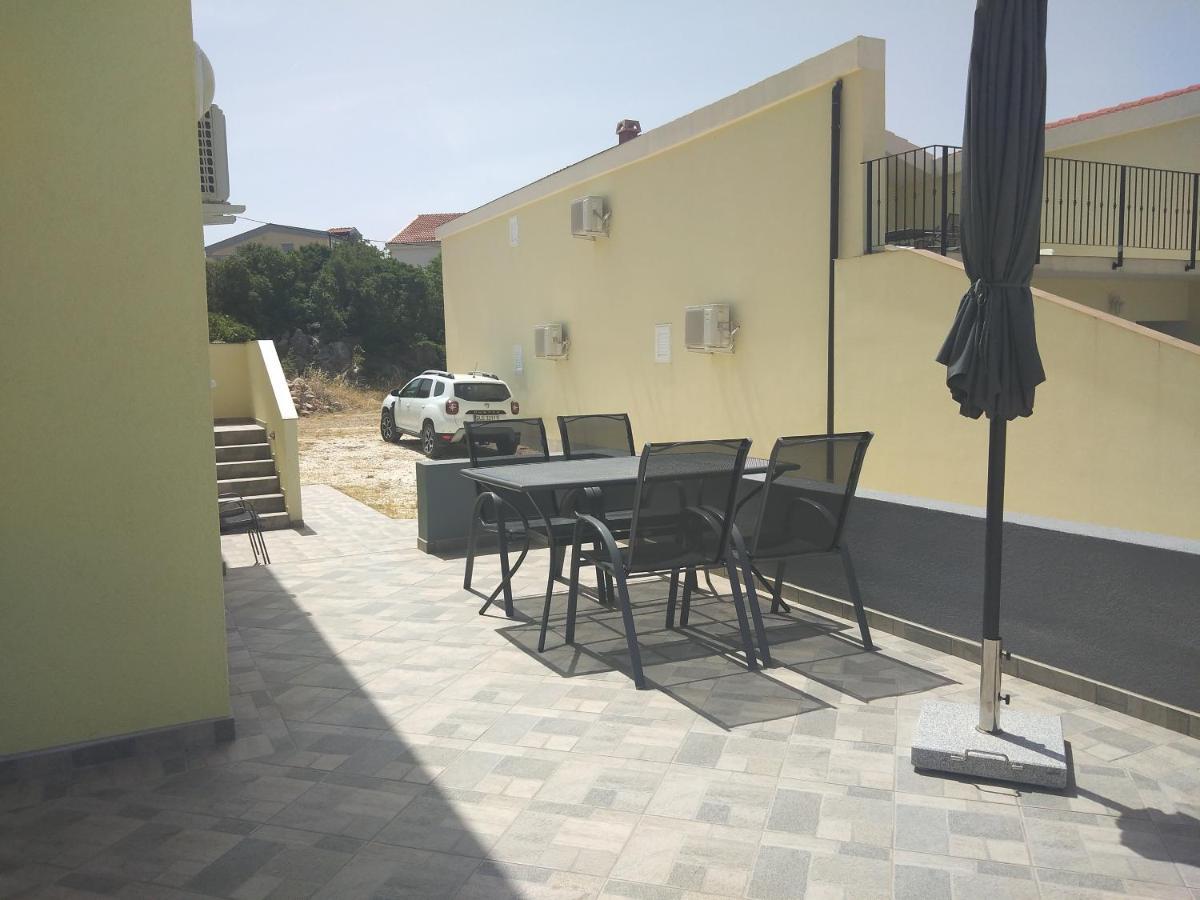 Apartmani Verica Karlobag Exteriör bild